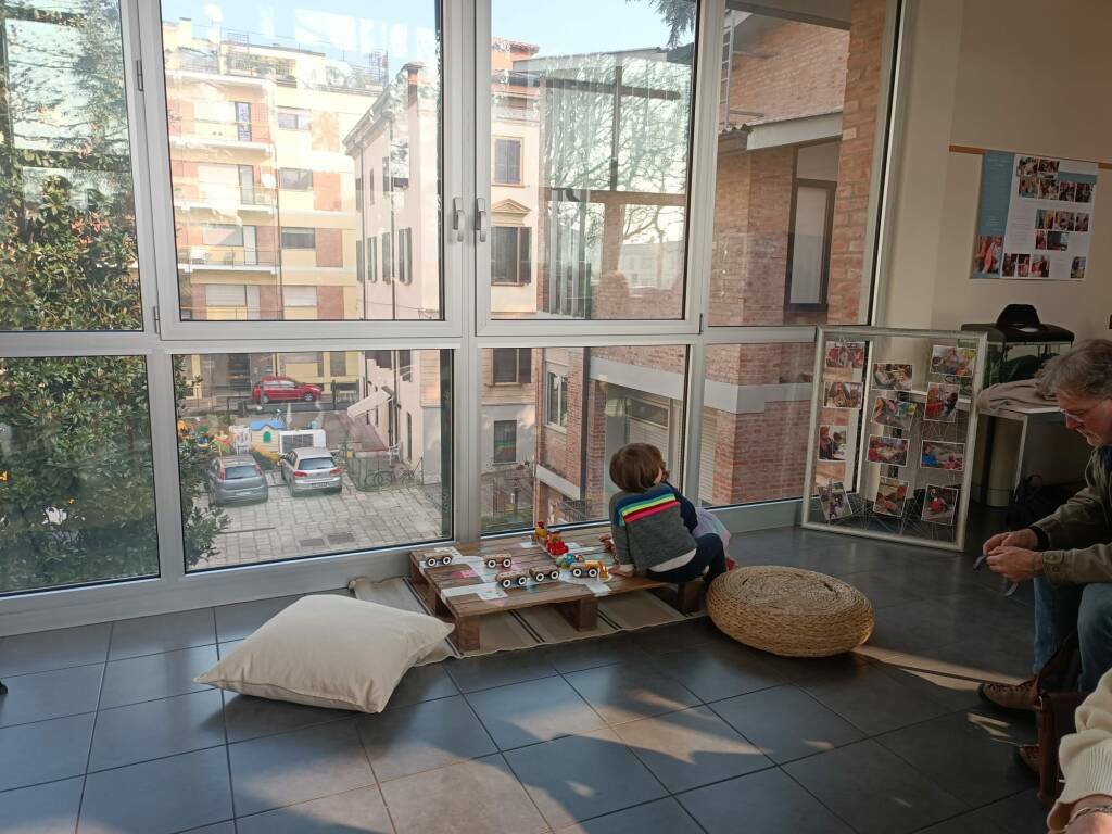 Centro anziani e bambini insieme